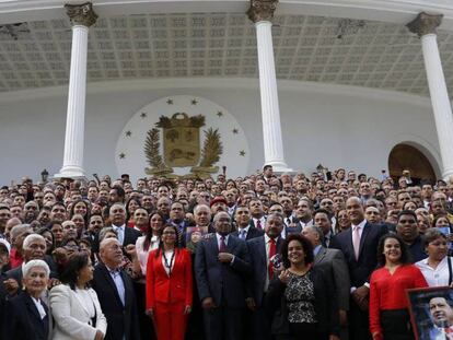 Los miembros de la Asamblea Constituyente posan frente al Parlamento.