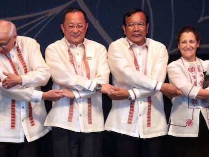 El ministro de Exteriores norcoreano, Ri Yong-ho (centro), junto a varios de sus homólogos en el foro de seguridad de la ASEAN.