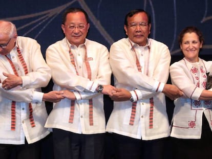 El ministro de Exteriores norcoreano, Ri Yong-ho (centro), junto a varios de sus homólogos en el foro de seguridad de la ASEAN.