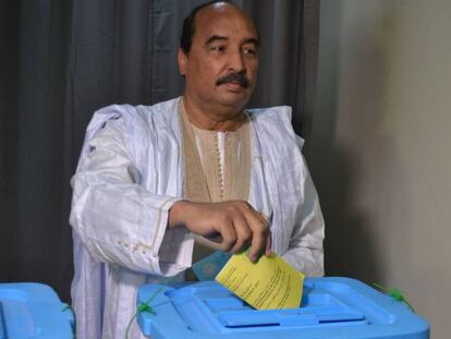 El presidente Abdel Aziz deposita su papeleta en la urna, el pasado 5 de agosto en Nuakchot.