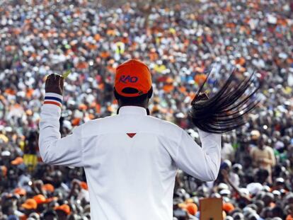 El principal candidato opositor, Raila Odinga, durante un mitin con decenas de miles de asistentes, este sábado en Nairobi.