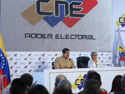 Fotografía de la oficina de prensa del Palacio de Miraflores que muestra a Nicolás Maduro, junto a la presidenta del CNE Tibisay Lucena el 31 de julio de 2017. En vídeo, diputados de la oposición denuncian su temor a ser perseguidos.