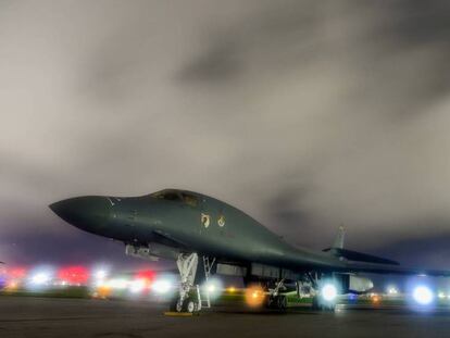 Un bombardero despega de la base Anderson, en Guam.