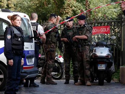 Policías y soldados vigilan el lugar del atropello en París.