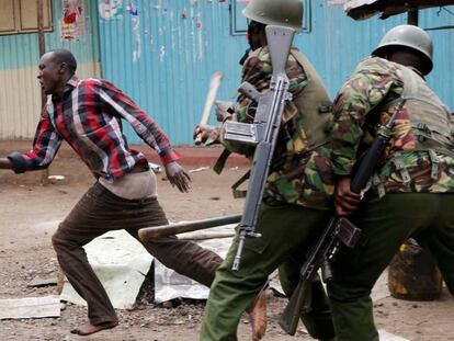 Agentes antidisturbios golpean a uno de los manifestantes en Mathare, suburbio de Nairobi, capital de Kenia.