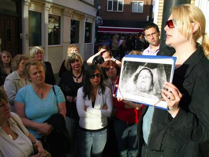 Un grupo de turistas visitan los escenarios de Londres en los que Jack el Destripador el Destripadro mató a sus víctimas.