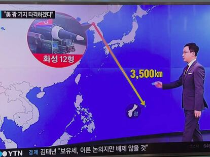 Un soldado surcoreano ante una pantalla de televisión que muestra el plan de Corea del Norte de atacar Guam.