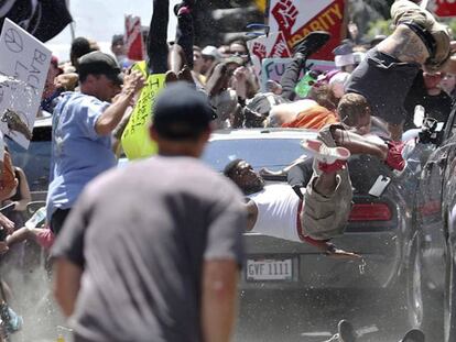 Un coche embiste contra antirracistas.