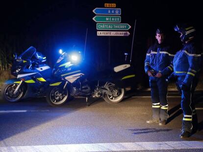 Agentes de policía en la entrada de la carretera que lleva al lugar del suceso.