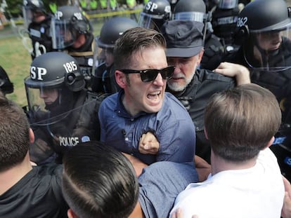El supremacista blanco Richard Spencer, el sábado al ser desalojado por la policía en la protesta de Charlottesville
