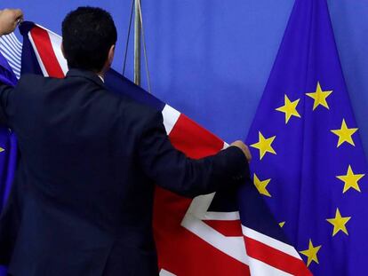 Foto de julio pasado de la colocación de banderas en Bélgica para la primera ronda de conversaciones del Brexit.