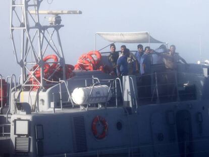 Los guardacostas libios que han interceptado hoy el barco de la ONG Proactiva Open Arms.