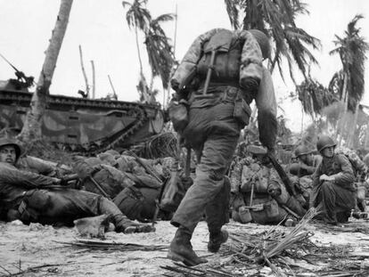 Marines en las playas de Guam, en 1944, año en el que Estados Unidos recupera el territorio.