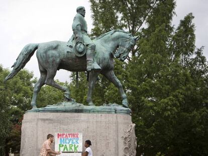 Dos personas piden que el parque de la estatua de Lee en Charlottesville lleve el nombre de la antifascista muerta el sábado