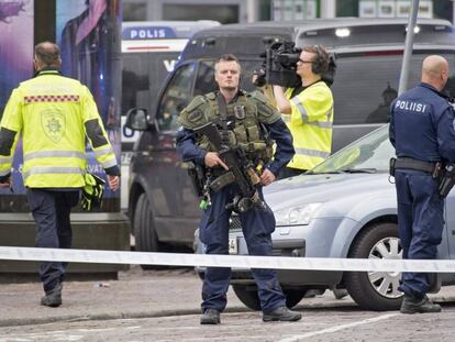 Agentes de policía en el lugar del ataque en Turku, Finlandia, este viernes.