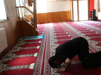 Un hombre reza en la mezquita de Ripoll, de la que era imán Abdelbaki Es Satty.