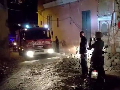 Bomberos y servicios de emergencia tras el terremoto en Italia.