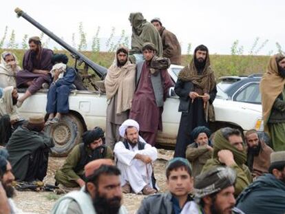 Un grupo de talibanes escucha el discurso de su líder, Haibatullah Akhundzada, en la provincia de Farah. En vídeo, declaraciones de Donald Trump.