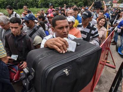 Cola de ciudadanos venezolanos en la frontera de Colombia.