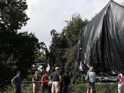Charlottesville cubre con una lona la polémica estatua del general Lee