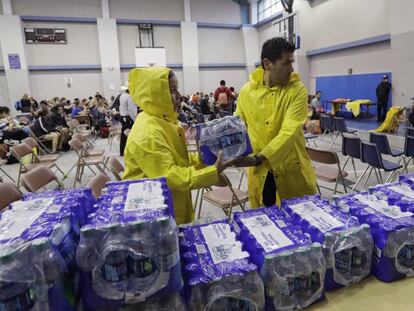 Oficiales proporcionan agua en el centro de evacuación de Corpus Christi.