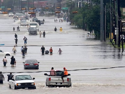 Famílias evacuam casas em Houston, Texas. / Vídeo: Resgate de una pessoa em risco em um barco.