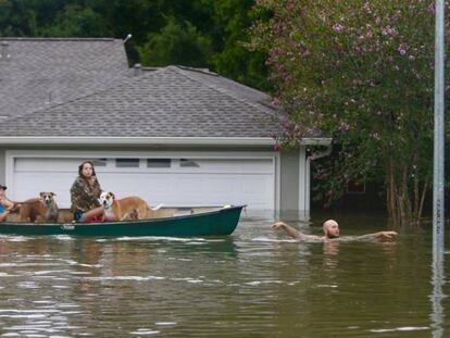 Una familia evacua su casa en Houston, Texas.