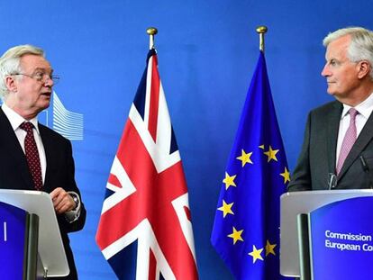 El ministro del Brexit británico, David Davis, junto al negociador comunitario, Michel Barnier.