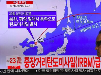 Un hombre surcoreano ante una pantalla de televisión que muestra la trayectoria recorrida por el misil norcoreano.