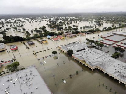 Los barrios aledaños al embalse de Addicks, Houston, tras el desborde el martes.