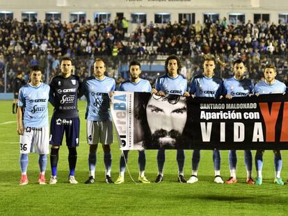 Jugadores de Temperley piden por Santiago Maldonado antes del partido contra River, el domingo 27 de agosto.