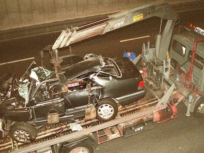 El coche Mercedes en el que murió Diana de Gales, tal y como quedó después del accidente el 31 de agosto de 1997.