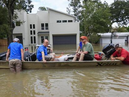 Afectados por Harvey, en Houston.