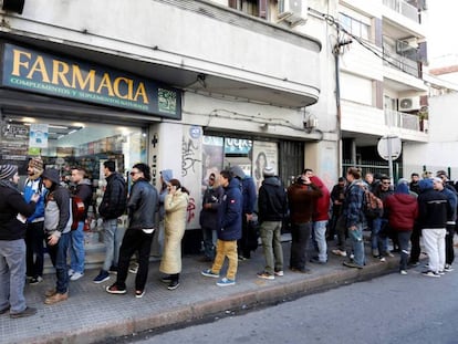 Compradores de marihuana frente a una farmacia del barrio Malvín, en Montevideo.