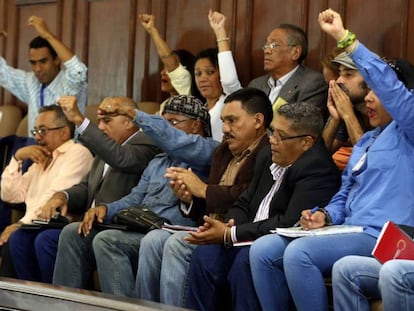 Los miembros de la Asamblea Nacional Constituyente durante la sesión. En vídeo, la ONU denuncia la situación en Venezuela.