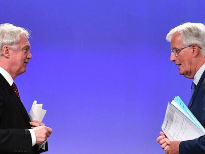 El ministro británico para el Brexit, David Davis (i), frente al negociador europeo, Michel Barnier, este jueves.