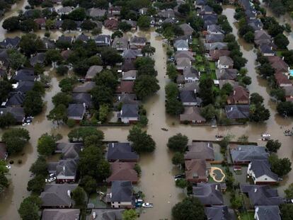 Casas inundadas en un barrio residencial al noroeste de Houston.
