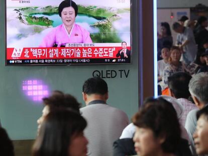 Ciudadanos surcoreanos miran la noticia de la nueva prueba nuclear en las televisiones instaladas en la principal estación de Seúl.