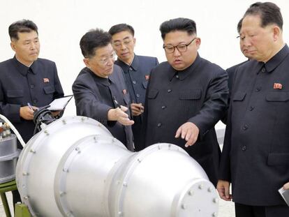 Kim Jong-un inspecciona una supesta bomba nuclear que puede equiparse en un misil de largo alcance.