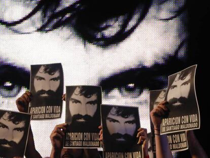 Manifestantes exhiben fotos de Santiago Maldonado en la Plaza de Mayo, el 1 de septiembre pasado.
