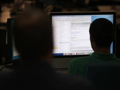 Un trabajador envía un correo electrónico.