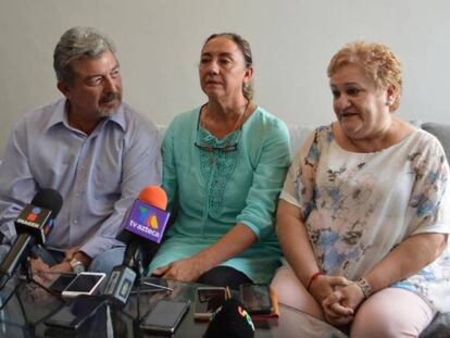 Jorge Fernández, Adriana González y Rosa María Santamans, padres y suegra de Jorge Fernández, durante la rueda de prensa.