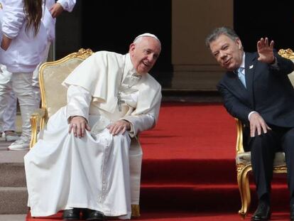 El papa Francisco, junto al presidente colombiano, Juan Manuel Santos, antes de mantener una reunión en Bogotá.