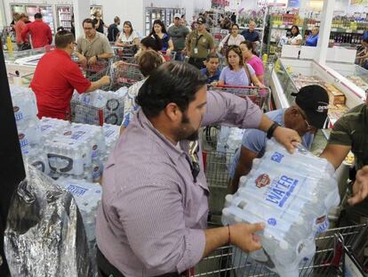 Habitantes de Miami se abastecen en un supermercado ante la llegada de Irma. En vídeo, el impacto del huracán en el Caribe.