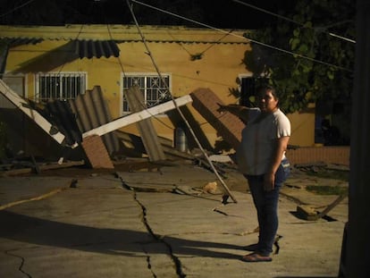 Una mujer muestra los daños causados en su vivienda en Veracruz (México).