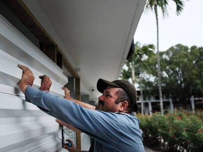 Un hombre cubre su casa con placas de metal en el estado de Florida.