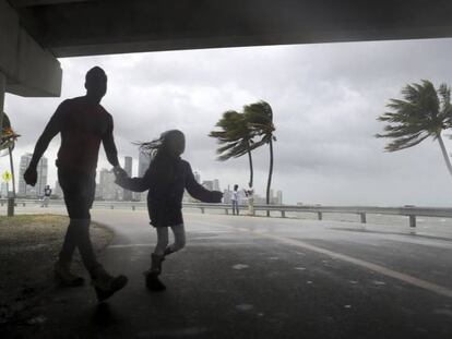 Fuerte viento en Miami a pocas horas de que llegue el huracán Irma.
