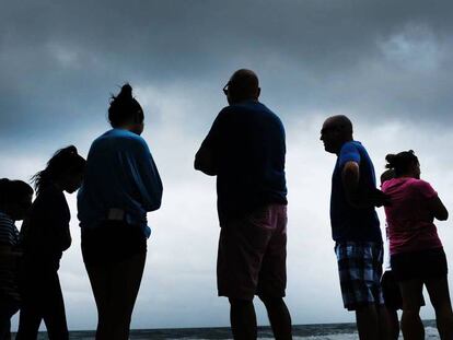 FOTO: Un grupo de personas espera en una playa de Naples. / VÍDEO: Pablo de Llano explica cómo se prepara Naples para la llegada de Irma.