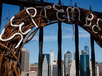 Una corona conmemorativa recuerda a las víctimas mortales del 11-S, en Nueva York. En vídeo, Trump en el homenaje a las víctimas.