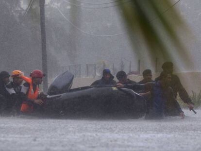 Un equipo de rescate trabaja en La Habana, este domingo.